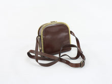 Lataa kuva Galleria-katseluun, Ruskea metallikehyksinen olkalaukku