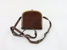 Lataa kuva Galleria-katseluun, Ruskea metallikehyksinen olkalaukku