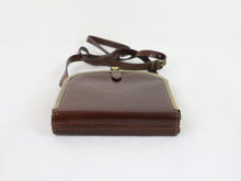 Lataa kuva Galleria-katseluun, Ruskea metallikehyksinen olkalaukku