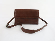 Lataa kuva Galleria-katseluun, Three Bags Varkaus Finland ruskea läpällinen monilokeroinen nahkalaukku