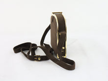 Lataa kuva Galleria-katseluun, Tummanruskea metallikehyksinen olkalaukku