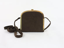 Lataa kuva Galleria-katseluun, Tummanruskea metallikehyksinen olkalaukku