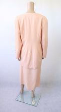 Lataa kuva Galleria-katseluun, Persikanvärinen kellohelmainen hame ja pitkä jakku 40