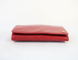 Punainen kirjekuorimallinen laukku