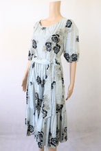 Lataa kuva Galleria-katseluun, Vaaleanharmaa kukkakuvioinen salsahelmainen mekko 38