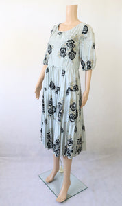 Vaaleanharmaa kukkakuvioinen salsahelmainen mekko 38