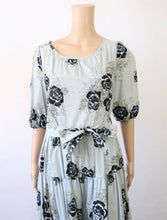 Lataa kuva Galleria-katseluun, Vaaleanharmaa kukkakuvioinen salsahelmainen mekko 38