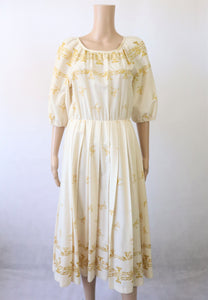 Vaalea puhvihihainen vekkihelmainen mekko 38 (S)