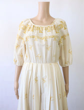 Lataa kuva Galleria-katseluun, Vaalea puhvihihainen vekkihelmainen mekko 38 (S)