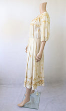 Lataa kuva Galleria-katseluun, Vaalea puhvihihainen vekkihelmainen mekko 38 (S)