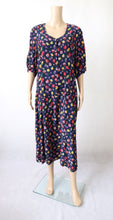 Lataa kuva Galleria-katseluun, Pola värikäs kukkakuvioinen kotimainen vintage maksimekko 46