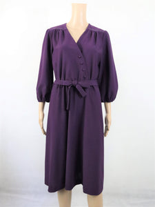 Violetti kietaisumallinen mekko D40