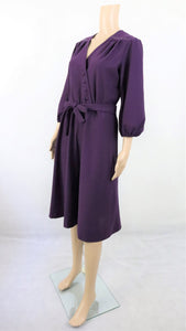 Violetti kietaisumallinen mekko D40