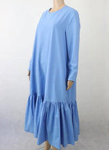 Lataa kuva Galleria-katseluun, Vaaleansininen frillahelmainen mekko M