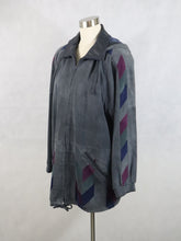 Lataa kuva Galleria-katseluun, Harmaa hupullinen mokkanahkatakki värikkäillä yksityiskohdilla L