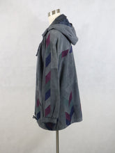 Lataa kuva Galleria-katseluun, Harmaa hupullinen mokkanahkatakki värikkäillä yksityiskohdilla L