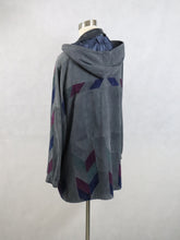 Lataa kuva Galleria-katseluun, Harmaa hupullinen mokkanahkatakki värikkäillä yksityiskohdilla L