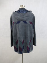 Lataa kuva Galleria-katseluun, Harmaa hupullinen mokkanahkatakki värikkäillä yksityiskohdilla L