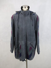 Lataa kuva Galleria-katseluun, Harmaa hupullinen mokkanahkatakki värikkäillä yksityiskohdilla L