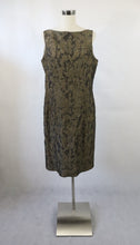 Lataa kuva Galleria-katseluun, Andiata kullanruskea kotelomekko kuviopintaista satiinia 44