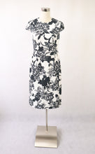 Lataa kuva Galleria-katseluun, Andiata mustavalkoinen kukkakuvioinen mekko 36
