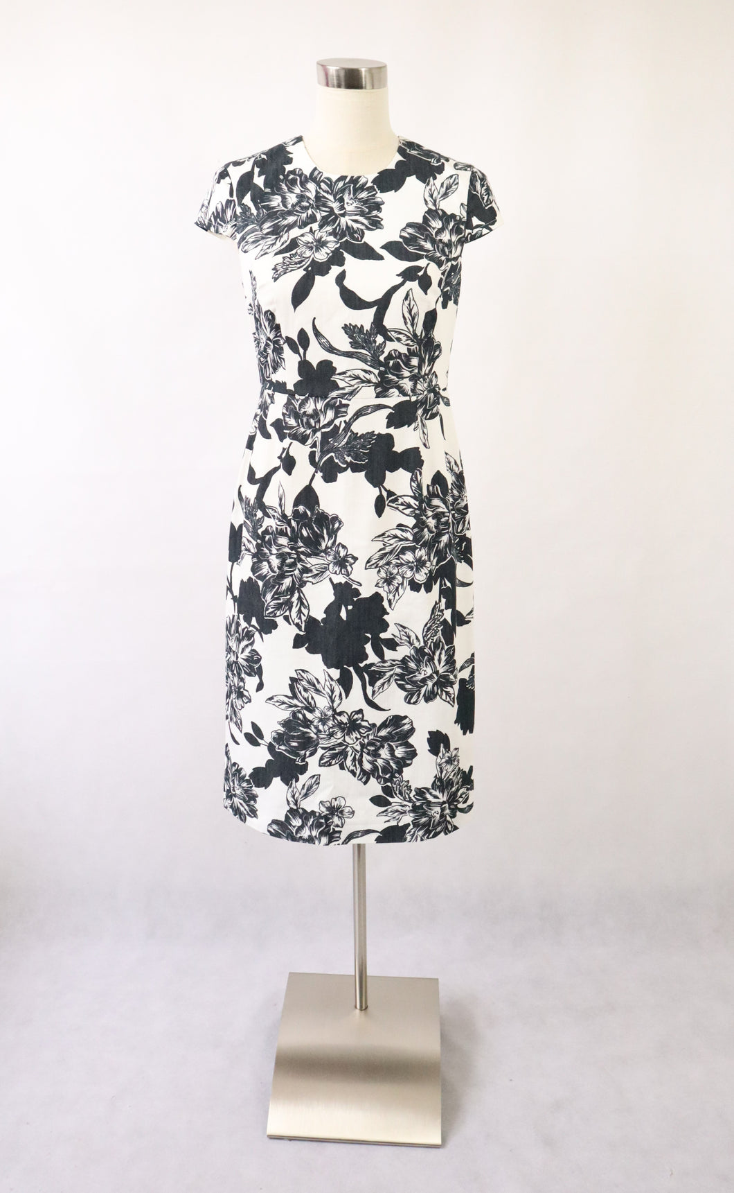 Andiata mustavalkoinen kukkakuvioinen mekko 36
