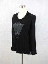 Lataa kuva Galleria-katseluun, Musta kuviollinen trikoopusero M