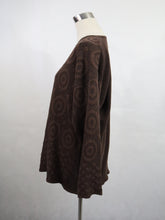 Lataa kuva Galleria-katseluun, Ruskea pallokuvioinen neulepaita M