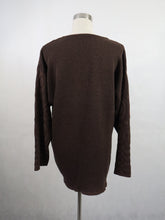 Lataa kuva Galleria-katseluun, Ruskea pallokuvioinen neulepaita M