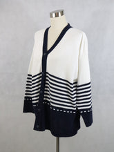 Lataa kuva Galleria-katseluun, Sinivalkoraidallinen neuletakki XL