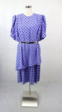 Lataa kuva Galleria-katseluun, Carolin Muoti-Hovi made in Finland violetti pallo- ja raitakuvioinen 80-luvun vintagemekko 44