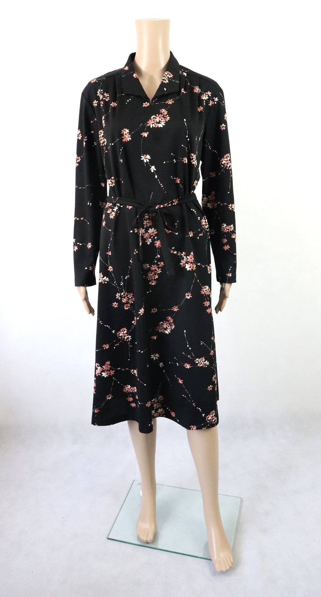 Carolin Muoti-Hovi musta kukkakuvioinen kotimainen vintage mekko 42