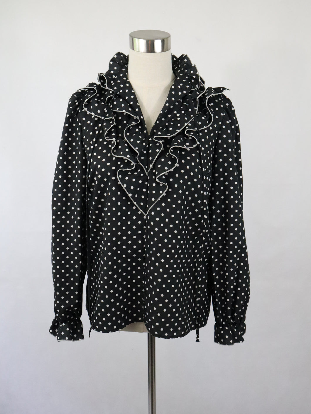 Eriikka made in Finland kotimainen vintage mustavalkoinen polka dot röyhelökauluksinen pusero C40