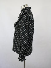 Lataa kuva Galleria-katseluun, Mustavalkoinen polka dot röyhelökauluksinen pusero C40