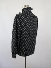 Lataa kuva Galleria-katseluun, Mustavalkoinen polka dot röyhelökauluksinen pusero C40