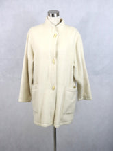 Lataa kuva Galleria-katseluun, Fashion Line made in Finland valkoinen villakangastakki 42