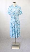 Lataa kuva Galleria-katseluun, Finn Karelia vaaleansininen kukkakuvioinen 70-luvun vintagemekko C38