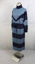 Lataa kuva Galleria-katseluun, Sininen raidallinen neulemekko 44
