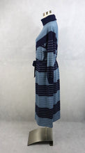 Lataa kuva Galleria-katseluun, Sininen raidallinen neulemekko 44