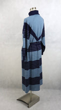 Lataa kuva Galleria-katseluun, Sininen raidallinen neulemekko 44