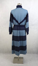 Lataa kuva Galleria-katseluun, Sininen raidallinen neulemekko 44