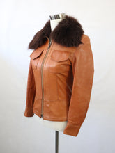 Lataa kuva Galleria-katseluun, Punaruskea turkiskauluksinen nahkatakki 36