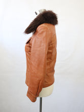 Lataa kuva Galleria-katseluun, Punaruskea turkiskauluksinen nahkatakki 36