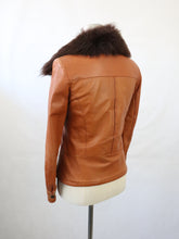 Lataa kuva Galleria-katseluun, Punaruskea turkiskauluksinen nahkatakki 36