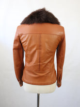 Lataa kuva Galleria-katseluun, Punaruskea turkiskauluksinen nahkatakki 36