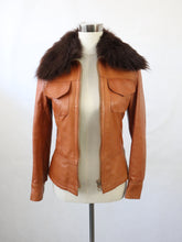 Lataa kuva Galleria-katseluun, Punaruskea turkiskauluksinen nahkatakki 36