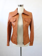 Lataa kuva Galleria-katseluun, Punaruskea turkiskauluksinen nahkatakki 36