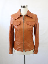 Lataa kuva Galleria-katseluun, Punaruskea turkiskauluksinen nahkatakki 36