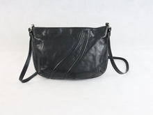 Lataa kuva Galleria-katseluun, Friitala musta pussukkamallinen kotimainen vintage olkalaukku
