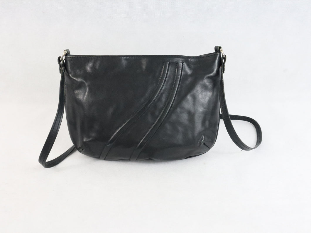 Friitala musta pussukkamallinen kotimainen vintage olkalaukku